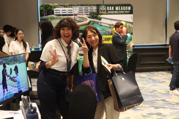 進学フェア会場で学校スタッフと