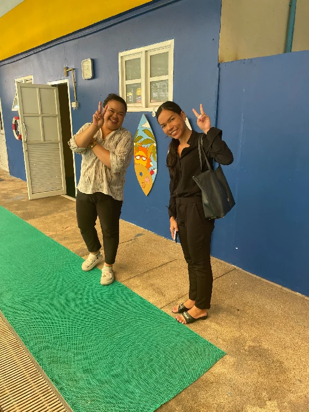 学校の敷地内でスタッフと